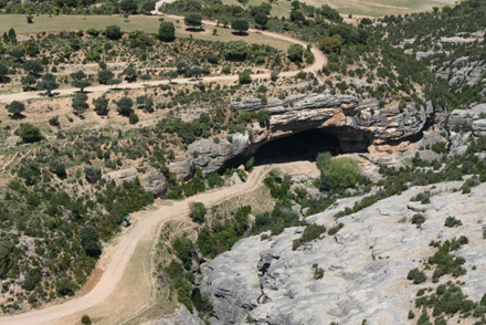Vandalismo en Cueva Chaves en Bastarás (Huesca). Apudepa responsabiliza a la propiedad y a la administración aragonesa