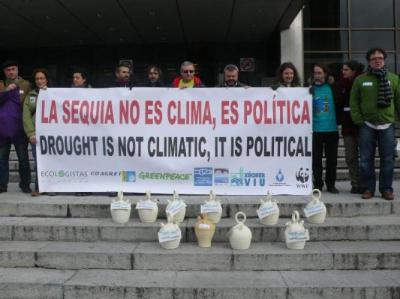 ONG ambientales y sociales recurren al botijo para denunciar la gestión del agua del Gobierno