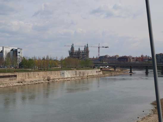Horrible impacto paisajístico sobre el Pilar y las riberas del Ebro